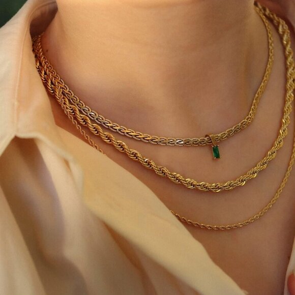 Elegant 18K Gold Plated Vintage Choker Necklace with Emerald Pendant & Zirconia - Picture 3 of 6